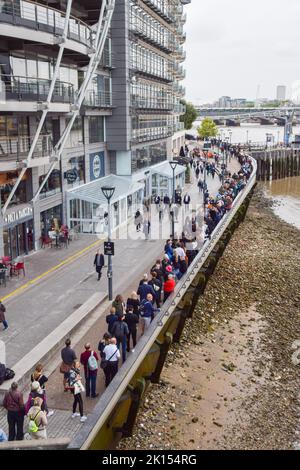 Londres, Royaume-Uni. 15th septembre 2022. Les gens attendent en ligne près du pont Southwark. La file d'attente pour la reine Elizabeth II s'étend le long du pont de la tour, tandis que les gens attendent des heures pour voir le cercueil de la reine. Le cercueil a été placé à Westminster Hall dans le Palais de Westminster où elle restera jusqu'à ses funérailles le 19th septembre. Banque D'Images