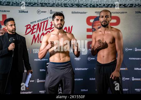 LONDRES, ROYAUME-UNI. 15th septembre 2022. Stefan Nicolae (à droite) et Masoud Adbullah (à gauche) face cachée pendant que Frank Warren présente Bentley vs Morrison Official Weigh-in à l'hôtel de ville de Bethnal Green le jeudi, 15 septembre 2022 à LONDRES (usage éditorial seulement, licence requise pour une utilisation commerciale. Aucune utilisation dans les Paris, les jeux ou les publications d'un seul club/ligue/joueur.) Credit: Taka G Wu/Alay Live News Banque D'Images