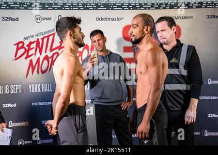 LONDRES, ROYAUME-UNI. 15th septembre 2022. Stefan Nicolae (à droite) et Masoud Adbullah (à gauche) face cachée pendant que Frank Warren présente Bentley vs Morrison Official Weigh-in à l'hôtel de ville de Bethnal Green le jeudi, 15 septembre 2022 à LONDRES (usage éditorial seulement, licence requise pour une utilisation commerciale. Aucune utilisation dans les Paris, les jeux ou les publications d'un seul club/ligue/joueur.) Credit: Taka G Wu/Alay Live News Banque D'Images