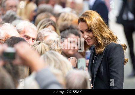 Sandringham, Angleterre. ROYAUME-UNI. 15 septembre 2022. Catherine, princesse de Galles, rencontre le public lors d'une visite à Sandringham pour voir des hommages floraux à la suite de la mort de la reine Elizabeth ll. Credit: Anwar Hussein/Alay Live News Banque D'Images