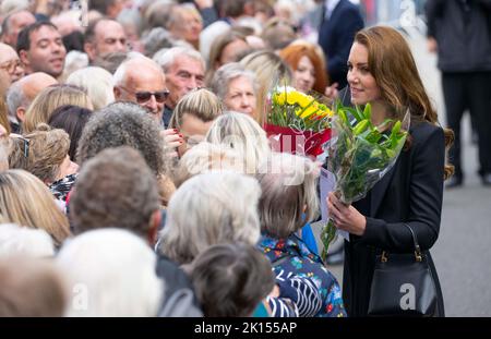 Sandringham, Angleterre. ROYAUME-UNI. 15 septembre 2022. Catherine, princesse de Galles, rencontre le public lors d'une visite à Sandringham pour voir des hommages floraux à la suite de la mort de la reine Elizabeth ll. Credit: Anwar Hussein/Alay Live News Banque D'Images