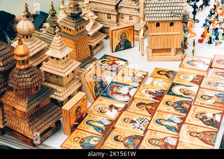 Lviv, Ukraine - 7 septembre 2022 : église en bois miniature et icônes slaves comme souvenir au marché aux puces ou à la boutique de souvenirs. chu traditionnel ukrainien Banque D'Images