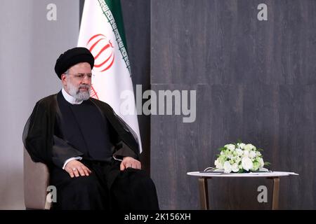 Samarkand, Samarkand, Ouzbékistan. 15th septembre 2022. Le Président iranien EBRAHIM RAISI et le Président russe VLADIMIR POUTINE (non représenté) tiennent une réunion en marge de la Réunion de 22nd du Conseil des chefs d'État de l'Organisation de coopération de Shanghai (OCS), à Samarkand (Ouzbékistan), du 15 au 22 septembre 2022. L'OCS est une alliance internationale fondée en 2001 à Shanghai et composée de Chine, Inde, Kazakhstan, Kirghizistan, Russie, Le Pakistan, le Tadjikistan, l'Ouzbékistan et quatre États observateurs intéressés à adhérer à plein droit - l'Afghanistan, le Bélarus, l'Iran et la Mongolie. (Crédit Imag Banque D'Images