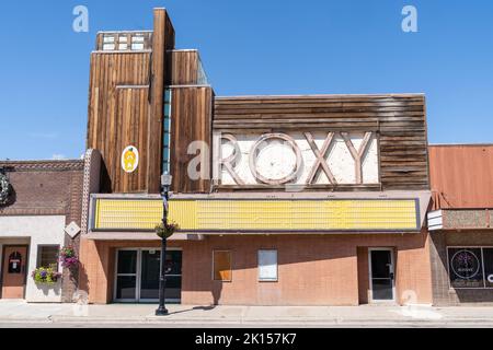 Shelby, Montana - 2 juillet 2022 : le cinéma abandonné Roxy avec son emblématique enseigne au néon par une journée ensoleillée Banque D'Images