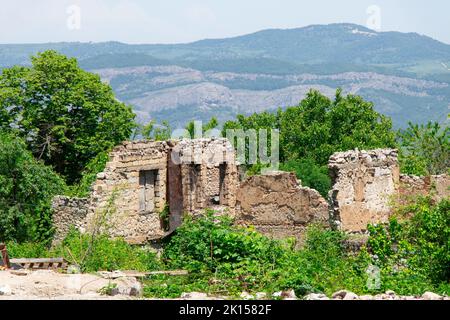 Détruit des maisons pendant la guerre du Karabakh dans la ville azerbaïdjanaise de Shusha. Terreur arménienne dans le Haut-Karabakh Banque D'Images