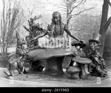 Statue d'Alice au pays des merveilles à Central Park, New York, États-Unis. Photographié en hiver, l'image a été prise avec un grand film en noir et blanc Banque D'Images