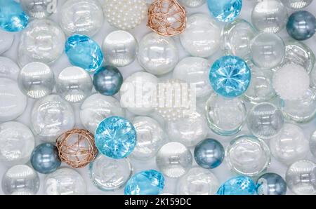 Magnifique fond transparent, perles de verre bleu clair, cristaux et perles blanches.Copier l'espace. Banque D'Images