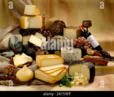 Image de fromages espagnols dans une photographie de groupe en couleur sur fond marbré dans des tons ocre. Bureau de studio. Image classique. Banque D'Images