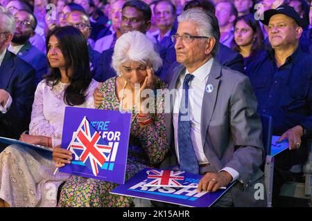 Les derniers hustings conservateurs ont lieu ce soir à Wembley, à Londres. En photo : la mère de Rishi Sunak se déchire pendant son discours. Photo prise le 31th août Banque D'Images