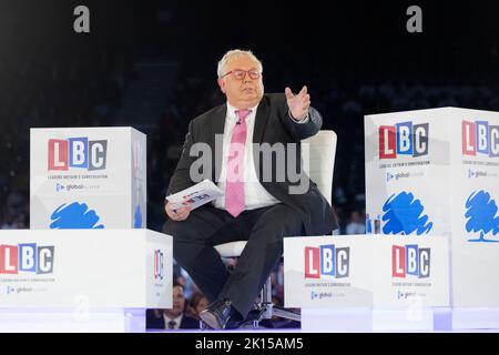 Les derniers hustings conservateurs ont lieu ce soir à Wembley, à Londres. Photo : l'animateur de radio britannique Nick Ferrari accueille les interviews lors des hustings Banque D'Images