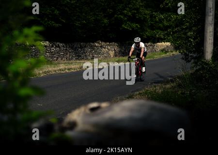 Cycliste de route Homme - route de campagne Banque D'Images