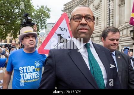 Le chef conservateur nouvellement élu est annoncé cet après-midi au Centre de conférences Queen Elizabeth II. Les manifestants sont vus à l'extérieur du lieu qui détestaient le ministre Banque D'Images
