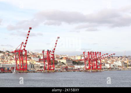 Vue sur le port de Lisbonne sur le Tage au Portugal. Banque D'Images