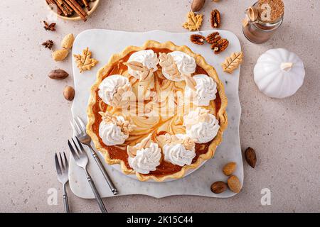 Tarte tourbillonnante au cheesecake à la citrouille recouverte de crème fouettée Banque D'Images