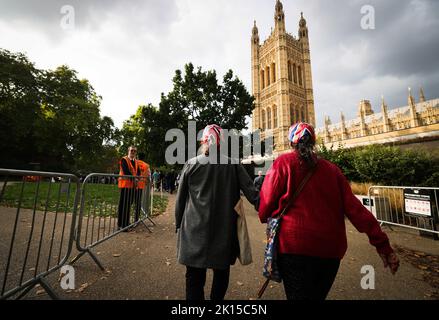 Londres, Royaume-Uni. 15th septembre 2022. Deux femmes marchent vers le Parlement après une longue attente dans une longue file dans le jardin de la tour Victoria pour dire adieu au cercueil de la reine Elizabeth II exposé dans le Westminster Hall. Le cercueil contenant la Reine sera déposé au Palais de Westminster (Parlement) pendant quatre jours. La reine britannique Elizabeth II meurt le 08.09.2022 à l'âge de 96 ans. Credit: Christian Charisius/dpa/Alay Live News Banque D'Images