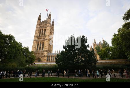 Londres, Royaume-Uni. 15th septembre 2022. De nombreuses personnes attendent dans une longue file d'attente dans le jardin de la tour Victoria, à côté du Parlement, pour dire Au revoir au cercueil de la reine Élisabeth II exposé dans le hall de Westminster. Le cercueil contenant la Reine sera déposé au Palais de Westminster (Parlement) pendant quatre jours. La reine britannique Elizabeth II meurt le 08.09.2022 à l'âge de 96 ans. Credit: Christian Charisius/dpa/Alay Live News Banque D'Images