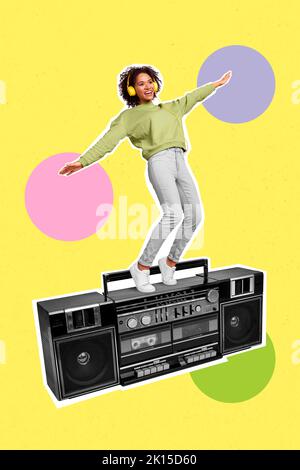 Image composite de collage de l'effrayant heureux funky jeune femme stand rétro boombox cassette enregistreur casque écouter la musique danse Banque D'Images