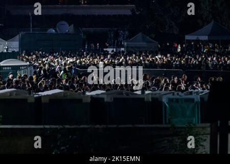 Londres, Royaume-Uni. 14th septembre 2022. Les membres de la file publique à Millbank pour voir le cercueil de la reine Elizabeth II dans l'État à l'intérieur de Westminster Hall, au Palais de Westminster. Les membres du public peuvent rendre hommage à sa Majesté la reine Elizabeth II pendant 23 heures par jour à partir de 14 septembre 2022. Une longue file d'attente devrait s'étendre sur 10 kilomètres à travers Londres et un million de personnes devraient se joindre à l'État menteur de la reine Elizabeth II au Palais de Westminster dans les prochains jours jusqu'aux funérailles à 06:30 lundi, 19 septembre 2022. (Image de crédit : © May James/SOP Banque D'Images