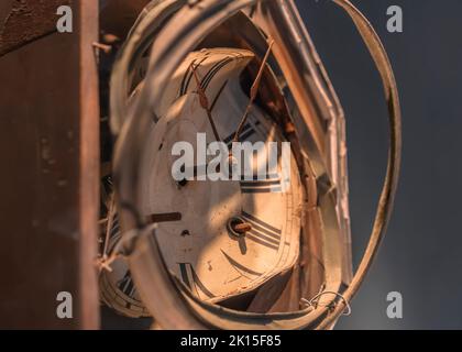 nagasaki, kyushu - 11 déc 2021: Horloge dont le cadran a été complètement plié et les mains carbonisées bloquées à 10 h 58 par l'explosion atomique du 9 août, Banque D'Images