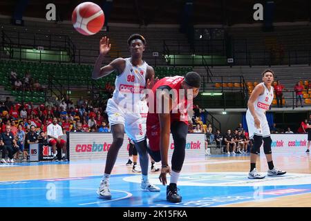 Desio, Italie. 15th septembre 2022. Jaron Johnson (Openjobmestis Pallacanestro Varèse) pendant la coupe Lombardie - Olimpia Milano vs Varèse Pallacanestro, événement à Desio, Italie, 15 septembre 2022 crédit: Agence de photo indépendante/Alamy Live News Banque D'Images