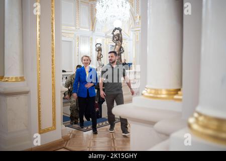 Kiev, Ukraine. 15th septembre 2022. Le président ukrainien Volodymyr Zelenskyy, à droite, escorte le président de la Commission européenne Ursula von der Leyen, à gauche, à l'arrivée pour des pourparlers au Palais Mariinsky, 15 septembre 2022, à Kiev, en Ukraine. Credit: Sarsenov Daniiar/Présidence ukrainienne/Alamy Live News Banque D'Images