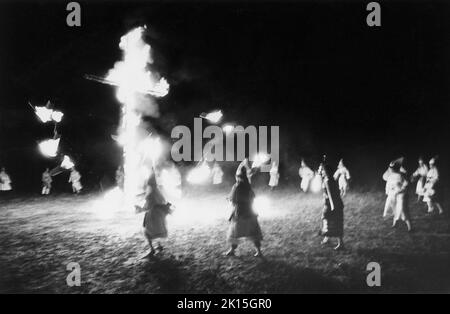 Salisbury, NC, 1965: Klansmen allume une croix qui avait été érigée plus tôt ce jour-là.Le grand dragon avait dit à la foule que le klan allait protéger les emplois textiles pour les blancs.C'était à une époque où les Afro-Américains étaient embauchés pour la première fois dans les usines. Banque D'Images