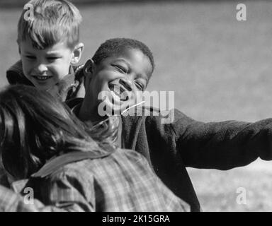 Les enfants jouant pendant le congé dans une école NC intégrée à la fin des années 1960, après que les écoles de Charlotte ont été intégrées avec succès. Banque D'Images