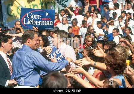 Le vice-président Al Gore, pendant sa campagne présidentielle, à Lakewood Park, Sunnyvale, Californie, le 20 septembre,2000. Al Gore (né le 31 mars 1948) a été le vice-président des États-Unis de 45th de 1993 à 2001 sous la présidence de Bill Clinton.Il est un militant de l'environnement, écrivain et homme d'affaires. Banque D'Images