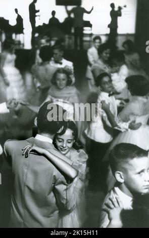 Jeune couple dansant en classe de danse.Vers 1957. Banque D'Images