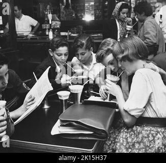 Les enfants traînaient dans un soda.!953 Banque D'Images