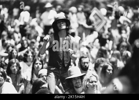 Une foule regardant un concert de rock dans le Golden Gate Park de San Francisco, vers 1973. Banque D'Images