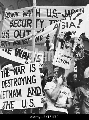 Manifestants lors d'une manifestation anti-guerre à l'occasion de l'anniversaire du bombardement d'Hiroshima, New York, 1969. Banque D'Images