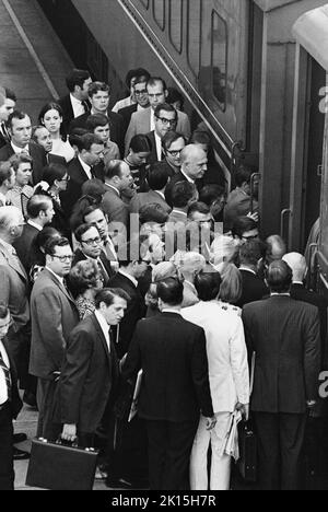 Les navetteurs embarquant un train Penn Central à Scarsdale, New York, vers 1976.La plupart des navetteurs sont blancs et masculins, tandis que les femmes représentent environ 1 personnes sur 5 de la main-d'œuvre de navettage illustrée ici. Banque D'Images