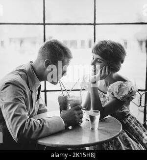 Un couple qui boit des sodas, 1950s. Banque D'Images