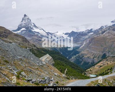 Sommet enneigé du cervin dans la brume et le nuage en suisse. Banque D'Images