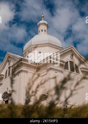 Une église sur une colline en République tchèque. Banque D'Images