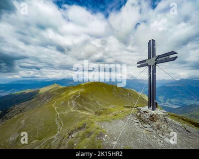 Une croix construite au sommet d'une montagne dans les Dolomites. Banque D'Images
