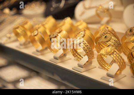 bracelets en or dans la bijouterie fenêtre de magasin , bijoux en or bracelets pour la beauté des femmes Banque D'Images