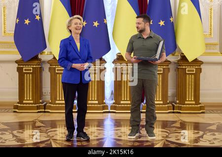 Kiev, Ukraine. 15th septembre 2022. Le président de la Commission européenne Ursula von der Leyen, à gauche, réagit après avoir reçu l'ordre d'État de Yaroslav le Sage par le président ukrainien Volodymyr Zelenskyy, à droite, au palais Mariinsky, 15 septembre 2022, à Kiev, en Ukraine. Credit: Sarsenov Daniiar/Présidence ukrainienne/Alamy Live News Banque D'Images
