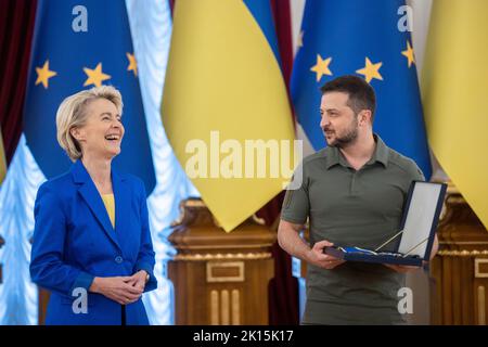 Kiev, Ukraine. 15th septembre 2022. Le président de la Commission européenne Ursula von der Leyen, à gauche, réagit après avoir reçu l'ordre d'État de Yaroslav le Sage par le président ukrainien Volodymyr Zelenskyy, à droite, au palais Mariinsky, 15 septembre 2022, à Kiev, en Ukraine. Credit: Sarsenov Daniiar/Présidence ukrainienne/Alamy Live News Banque D'Images