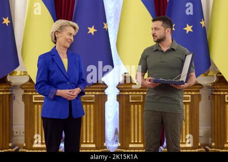 Kiev, Ukraine. 15th septembre 2022. Le président de la Commission européenne Ursula von der Leyen, à gauche, réagit après avoir reçu l'ordre d'État de Yaroslav le Sage par le président ukrainien Volodymyr Zelenskyy, à droite, au palais Mariinsky, 15 septembre 2022, à Kiev, en Ukraine. Credit: Sarsenov Daniiar/Présidence ukrainienne/Alamy Live News Banque D'Images