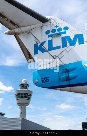 Aéroport d'Amsterdam Schiphol, terrasse des visiteurs, ancien avion Fokker KLM, tour de contrôle de la circulation aérienne, terminal, portes D, enregistrement, tablier, Amsterdam, pays-Bas Banque D'Images