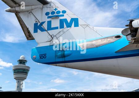 Aéroport d'Amsterdam Schiphol, terrasse des visiteurs, ancien avion Fokker KLM, tour de contrôle de la circulation aérienne, terminal, portes D, enregistrement, tablier, Amsterdam, pays-Bas Banque D'Images