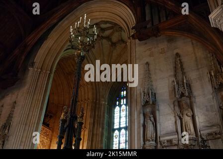 Plafond voûté et statues sculptées au Westminster Hall, Palais de Westminster, Londres, Royaume-Uni Banque D'Images