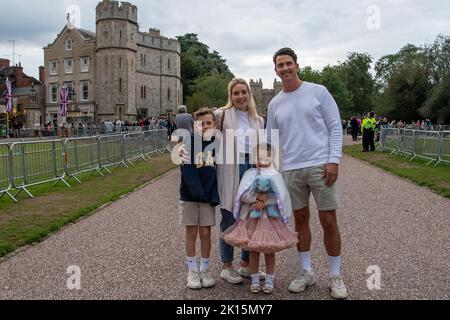 Windsor, Berkshire, Royaume-Uni. 15th septembre 2022. La petite Isabella Stephenson, âgée de 4 ans, portait son costume de princesse illuminé pour laisser des fleurs à la mémoire de sa Majesté la Reine lors de la longue promenade à Windsor ce soir. Crédit : Maureen McLean/Alay Live News Banque D'Images