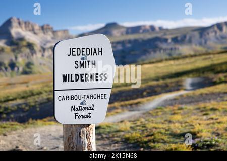 Un panneau marquant la région sauvage de Jedediah Smith sur la ligne de partage du mont Meek le long de la piste Teton Crest. Parc national de Grand Teton, Wyoming Banque D'Images