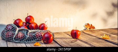 Pommes rouges en sac Eco sur table - automne et concept de récolte Banque D'Images