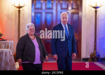 Washington DC, États-Unis. 15th septembre 2022. Le Président Joe Biden et Susan Bro se préparent à prendre la parole au Sommet de l'Assemblée des Nations Unies dans la salle est de la Maison Blanche à Washington, DC, jeudi, 15 septembre 2022. Bro est la mère de Heather Heyer, qui a été tuée au rassemblement Unite the Right à Charlottesville, en Virginie, en 2017. Photo de Jim Lo Scalzo/UPI crédit: UPI/Alay Live News Banque D'Images