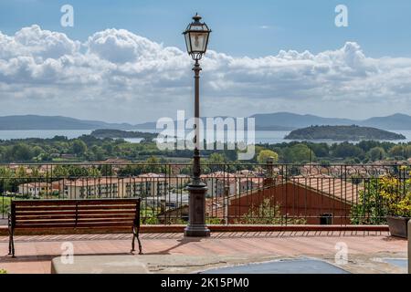Vue panoramique sur le lac Trasimeno depuis une terrasse dans le centre historique de Tuoro sul Trasimeno, Pérouse, Italie Banque D'Images