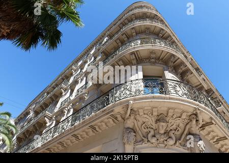 Vue sur les détails architecturaux d'un ancien immeuble d'appartements à Toulon, en France. Belles arches, moulures et balcons juliette. Banque D'Images